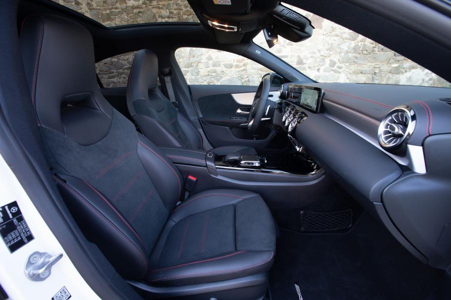 Интерьер Mercedes-Benz CLA180 d AMG Line 2019 года  (WW) (фото 25 из 28)